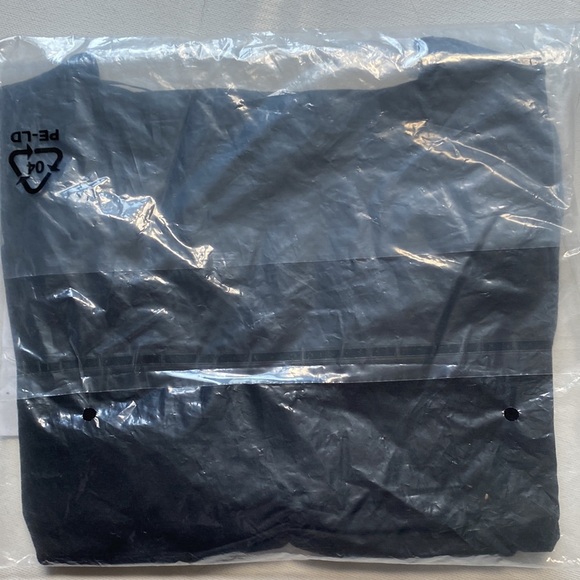 Vero Moda Panda Short Sleeve V-Neck Black Crop Top, Size XS, NWT - Picture 4 of 9